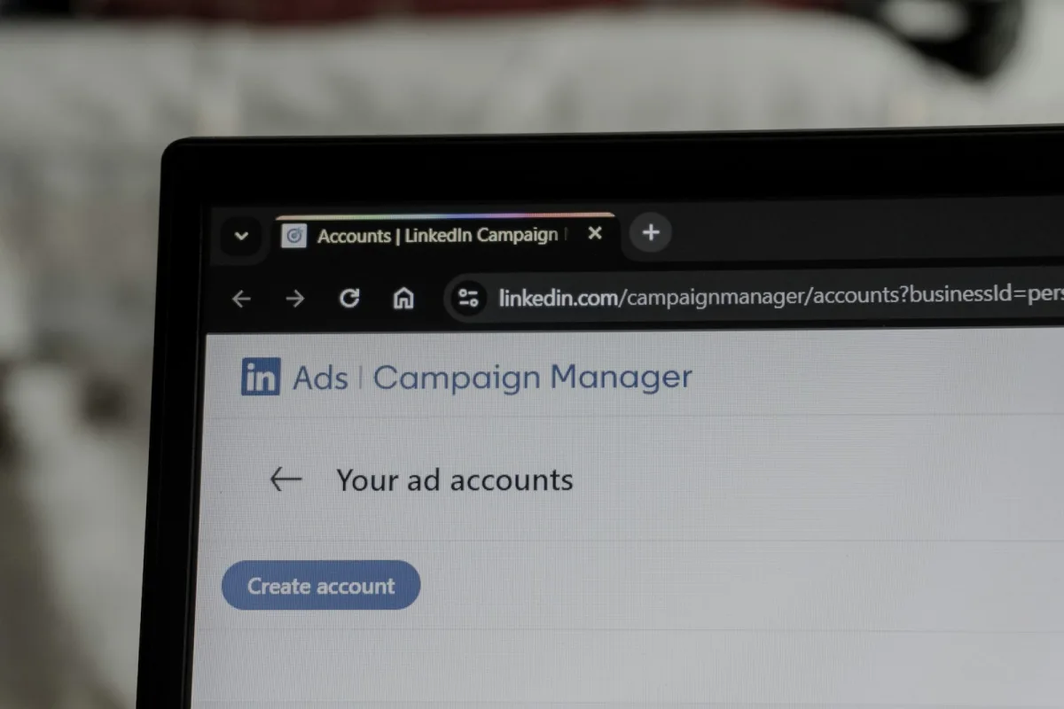 Interface LinkedIn sur écran d'ordinateur - gestion de profil et campagnes de visibilité